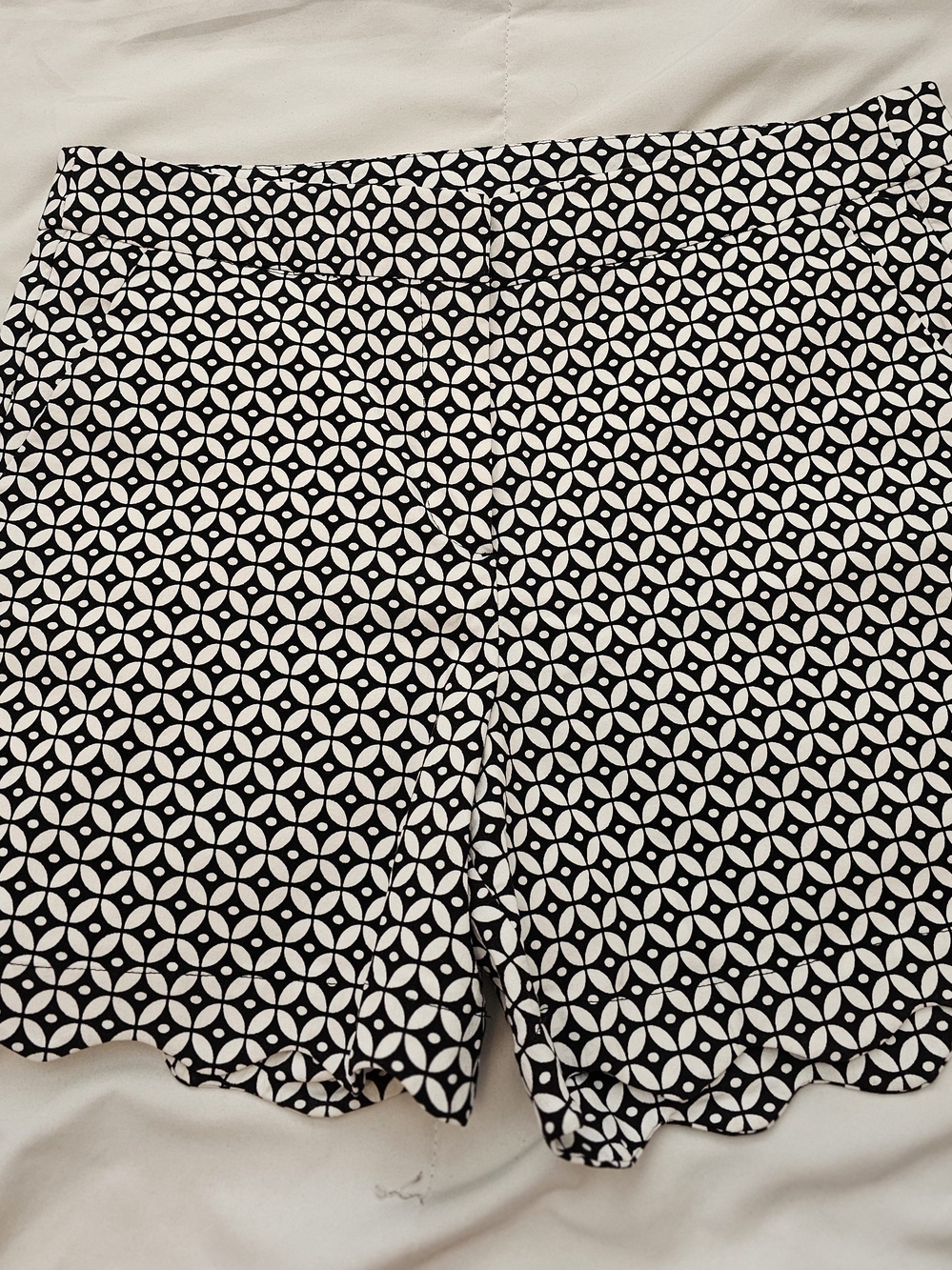 New Directions Black & White Geometric Scallop-Hem Shorts